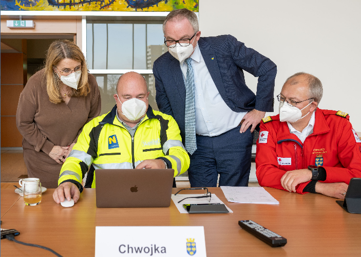 Corona-Lagebesprechung im NÖ Landhaus in St. Pölten. Im Bild Landesrätin Ulrike Königsberger-Ludwig, Christof Constantin Chwojka, Geschäftsführer von Notruf 144 NÖ, LH-Stellvertreter Stephan Pernkopf und Berndt Schreiner, Chefarzt des Roten Kreuzes Niederösterreich