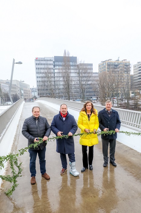 Hermann Papouschek, Leiter der Abteilung Brückenbau und Grundbau, Bezirksvorsteher Alexander Nikolai, Mobilitätsstadträtin Ulli Sima und Bezirksvorsteher Erich Hohenberger © PID/Christian Fürthner