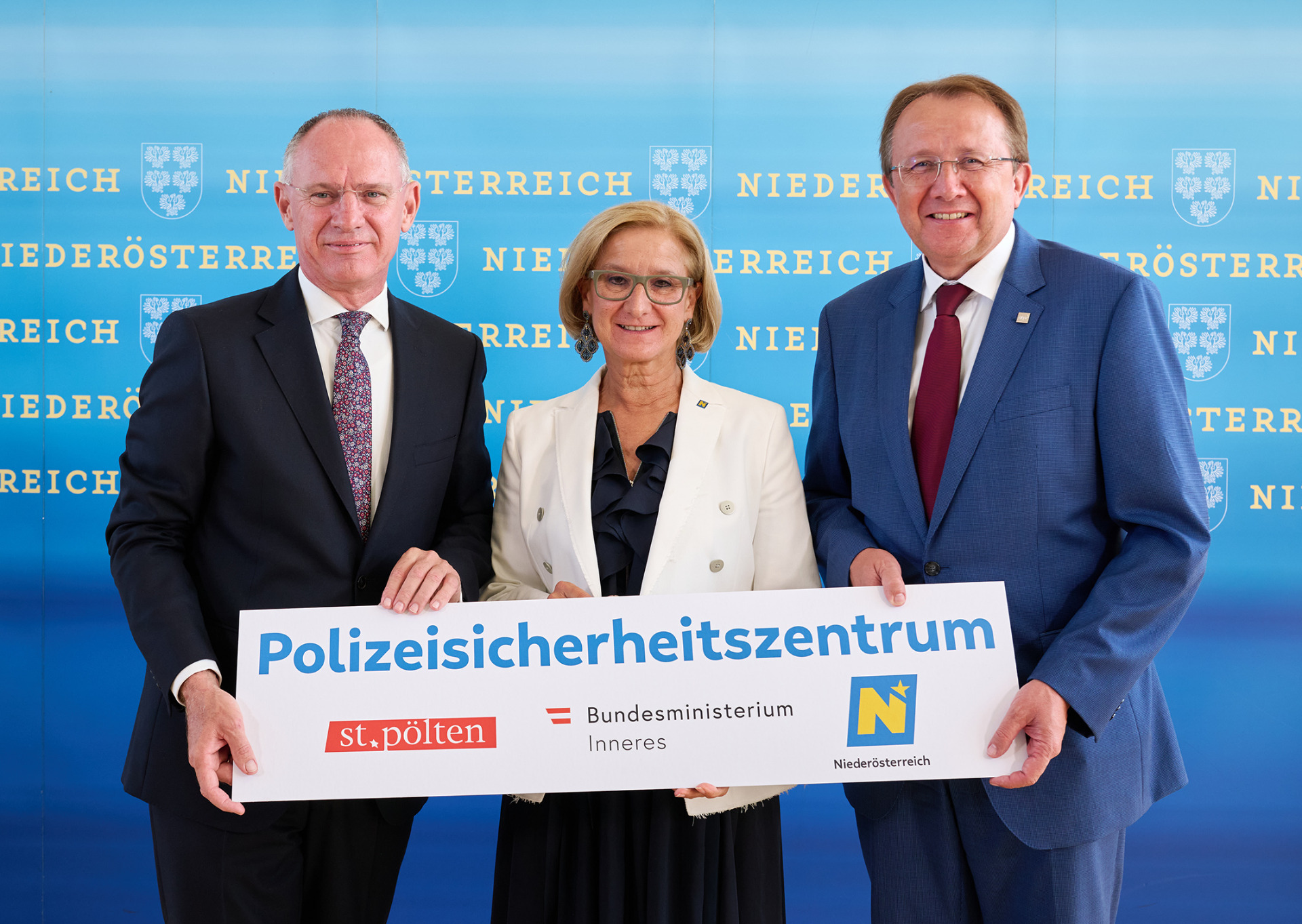 Innenminister Gerhard Karner, Landeshauptfrau Johanna Mikl-Leitner und Bürgermeister Matthias Stadler sprechen von einem „Meilenstein für Sicherheit, Service und Zusammenhalt“.© NLK Pfeiffer